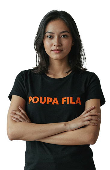 Atendente vestindo a camiseta da marca Poupa Fila